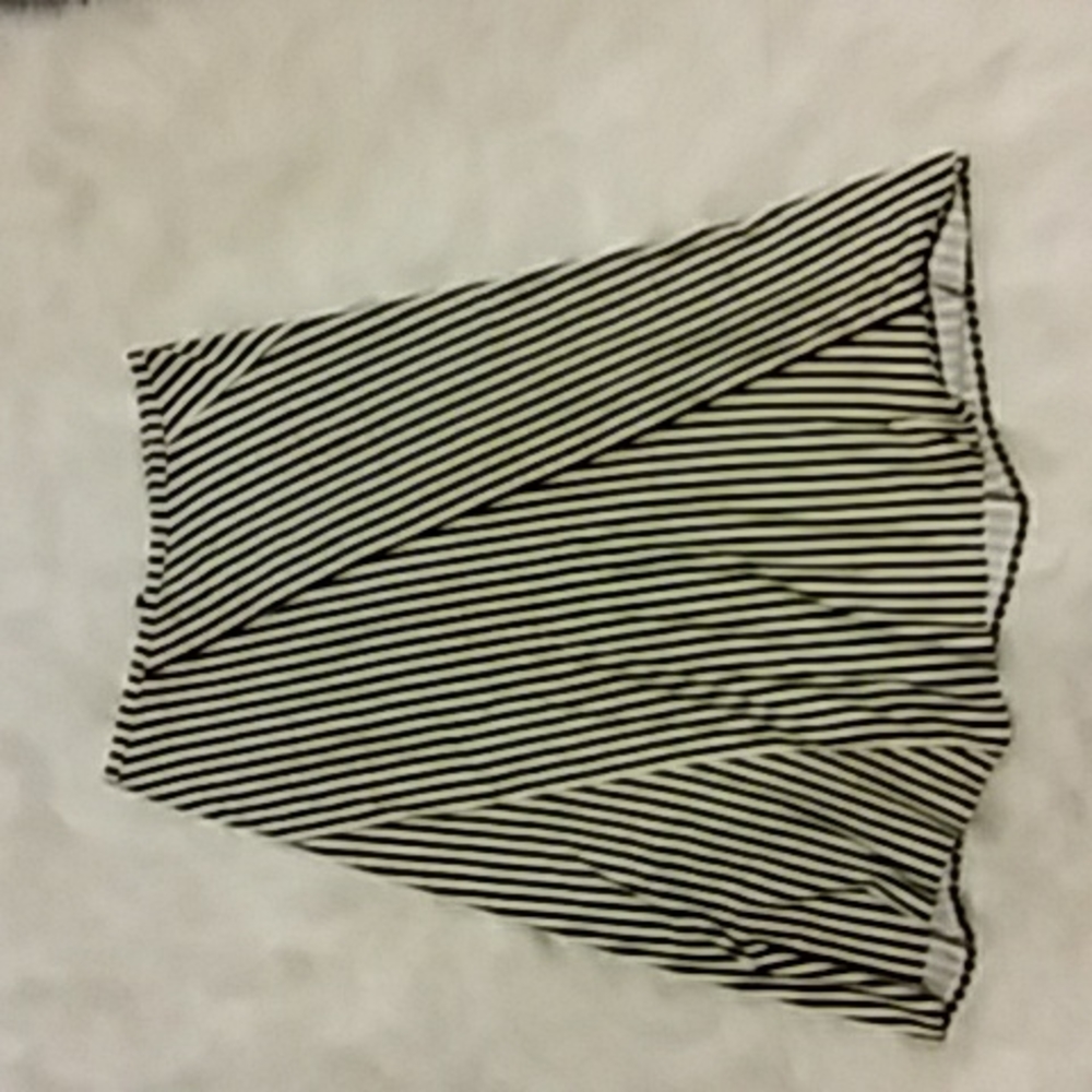 Lynn Ritchie skirt.  EUC. Black and off white with red highlights.